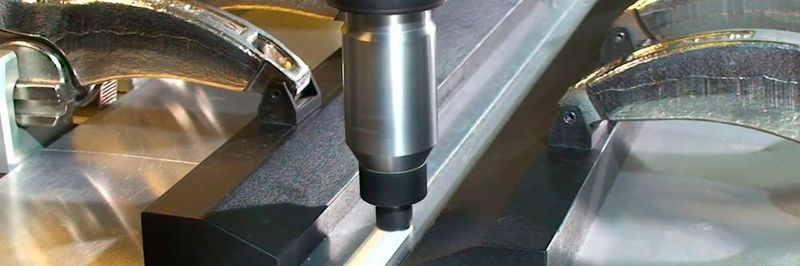With the modified friction stir welding developed by the MPA, thin but high-strength steel sheets and slightly thicker aluminum sheets can be joined. According to the MPA, this results in higher buckling stiffness of the overall structure. Here, the agitating friction head has already covered a few centimetres and opened the view on the seam.