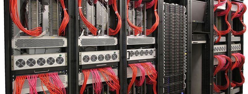 Der rote Faden: Abgebildet ist das neuromorphe Rechnersystem aus Heidelberg „Brainscale S“, ausgelegt für 20 Wafer-Module, 3.932.160 Neuronen und 880.803.840 Synapsen .