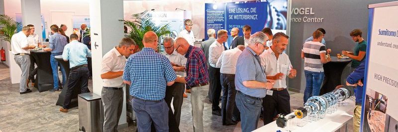 Getriebe im Antriebsstrang industrieller Maschinen und Anlagen standen im Mittelpunkt des 1. Anwendertreffs Industriegetriebe. Zwischen den Teilnehmern, Referenten und Ausstellern herrschte reger Austausch.