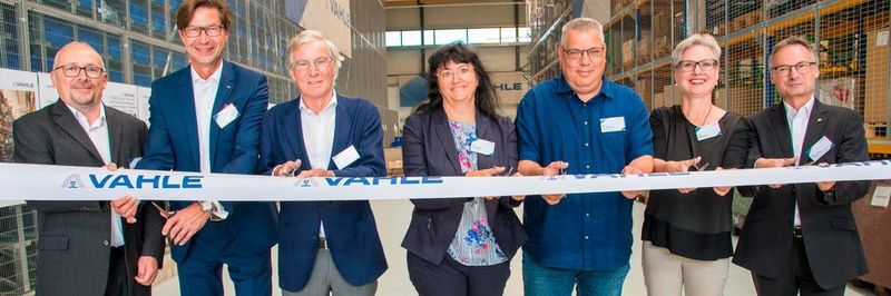 Einweihung des AKL: (v. l.) Mirko Becker, Projektleiter Jungheinrich, Achim Dries, CEO von Vahle, Joachim Krieger, Beiratsvorsitzender beiGroup, Elke Kappen, Bürgermeisterin von Kamen, Uwe Dieckmann, stellvertretender Betriebsratsvorsitzender bei Vahle, Kathrin Bacht, Gesellschafterin bei Vahle und Rüdiger Kuhn, Leiter Logistik bei Vahle.