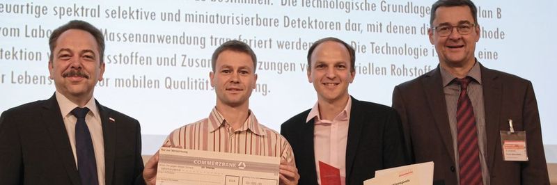 Der AMA Innovationspreis 2019 ging an die Senorics GmbH. Bei der Preisübergabe waren dabei (v.l.): Peter Krause, First Sensor AG, Dr. Robert Brückner, Dr. Ronny Timmreck, Senorics GmbH, Prof. Andreas Schütze, Universität Saarland.
