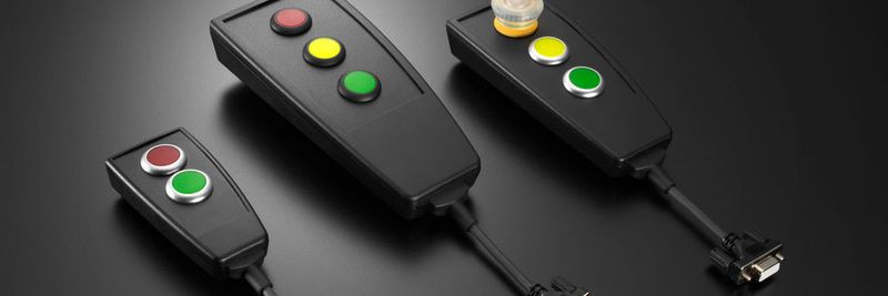 Die Bedien-Handhelds sind in drei Gehäusegrößen erhältlich und werden anschlussfertig in kundenspezifischer Ausführung geliefert.