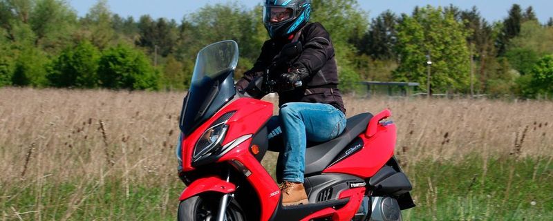 Der jetzt neu designte Grand Dink 300i stellt nach Hubraum und Leistung das Einstiegsmodell in die Scooter-Mittelklasse der Taiwaner dar.