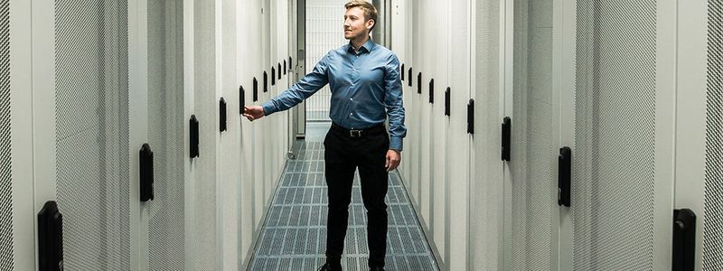 Autor des Artikel ist Dipl.-Ing. Jędrzej Jastrzębowski, selbst Datacenter Manager, und zwar bei Comarch.