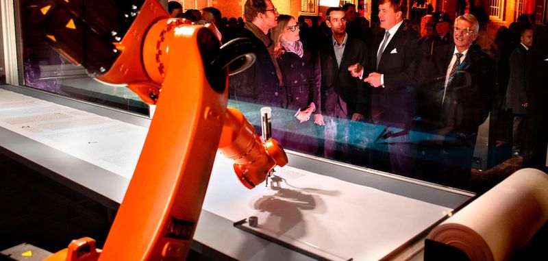 Der Kuka Roboter benötigt für das Beschreiben der fünf Rollen von jeweils rund 200 m Papierlänge insgesamt etwa 9 Monate.