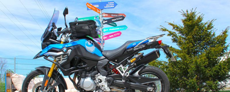 Der Sitzbankumbau bewerkstelligt nicht nur eine entspanntere Sitzposition auf der F 850GS, sondern nimmt gleichzeitig das blaue Design von Schnabel und Tank wieder auf.