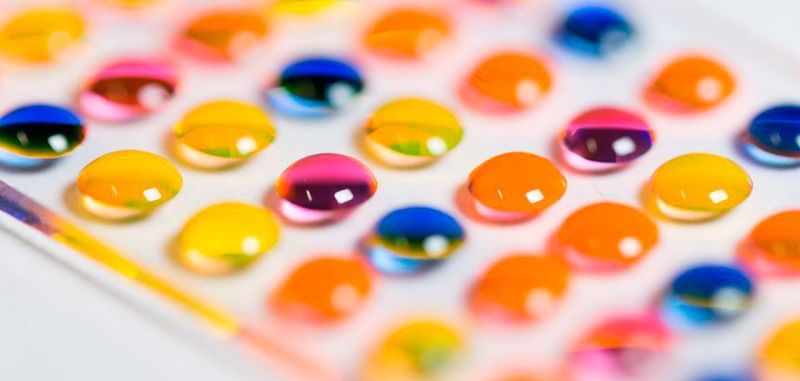 Wissenschaftler des KIT haben ein Verfahren entwickelt, das chemische Synthese und biologisches Screening von Wirkstoffen vereinfacht und beschleunigt, in dem es alle Schritte auf einem Chip vereint. Das Bild zeigt ein Array aus Mikrotröpfchen mit verschiedenen Reagenzien auf der Synthese-Plattform des sogenannten chemBIOS Chips.
