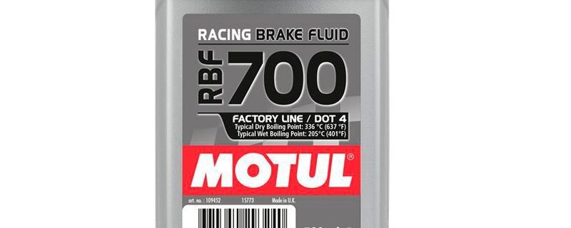 Aufbauend auf der Expertise und den Erfahrungen im internationalen Motorsport, hat Motul die neue Bremsflüssigkeit RBF (Racing Brake Fluid) 700 Factory Line entwickelt.