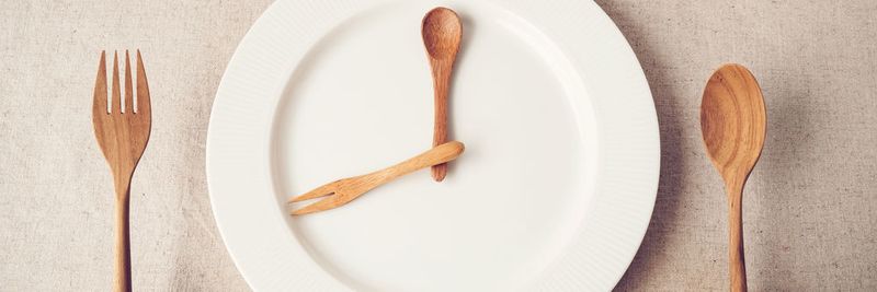 Es gibt unterschiedliche Methoden des Intervallfastens. Bekannt ist, dass Intervallfasten die Empfindlichkeit für das blutzuckersenkende Hormon Insulin verbessert und vor einer Fettleber schützt.