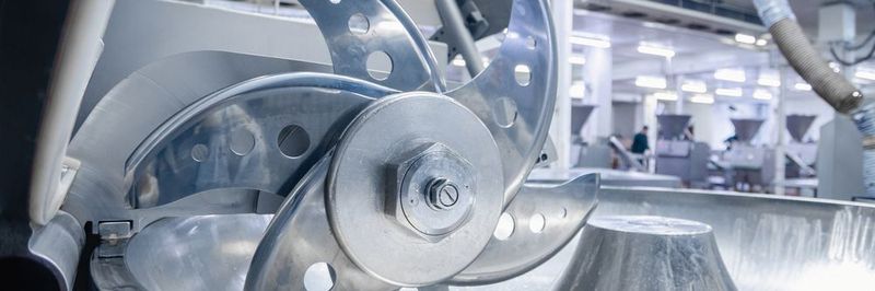 Bei Maschinenmessern – hier im Bild ein Cutter – erhöht die Verschleißschutz-Beschichtung die Standzeit und Lebensdauer.