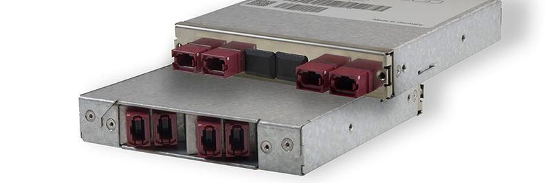 Das LWL-Spine-Leaf-Mesh-Modul bietet front- und rückseitig jeweils vier MPO-12-Faser-Anschlüsse.