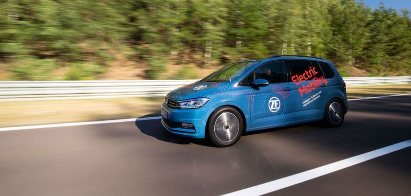 Die ZF-Ingenieure kombinierten ein 140 kW/190 PS starkes Triebwerk mit einem automatischen Zweigang-Getriebe.