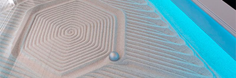Mithilfe einer Kugel, die wie durch Zauberhand über den Sand gleitet, werden verschiedenste Muster gezeichnet.