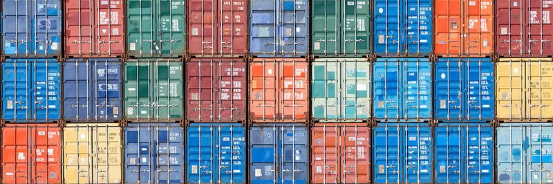 Während Container in der Logistik nur Vorteile bieten, muss ihr Einsatz in der IT differenziert betrachtet werden.