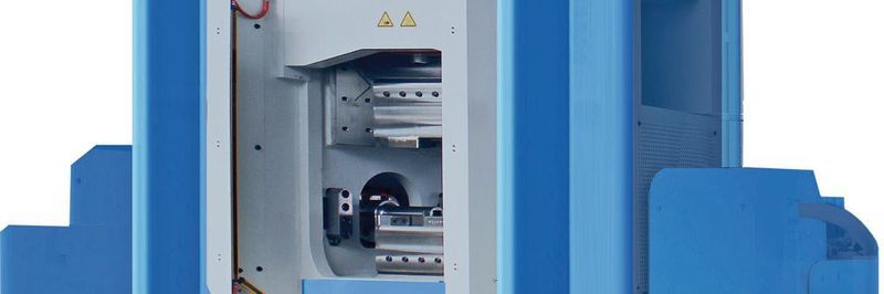 Die hydraulische Schmiedepresse verfügt über zwei horizontale Achsen und eine vertikale.