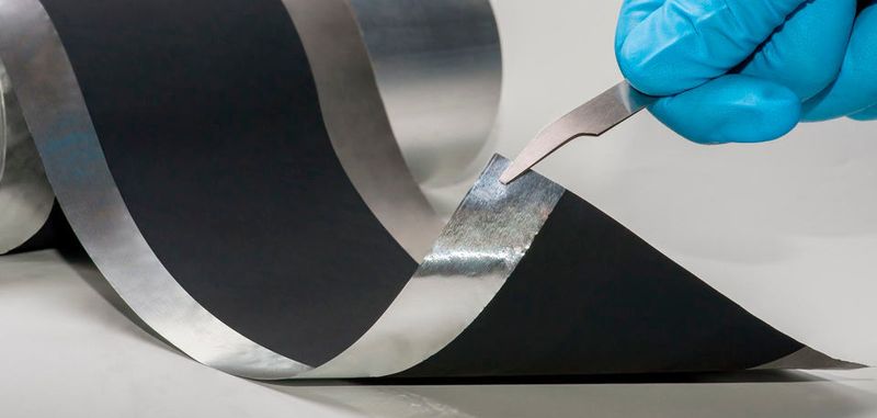 So sehen die mit der neuen Trockenfilmtechnologie beschichteten Elektroden aus. Mit dem Verfahren des Fraunhofer IWS lassen sich Batterieelektroden ohne den Einsatz von giftigen Lösungsmitteln bereits im Pilotmaßstab herstellen.