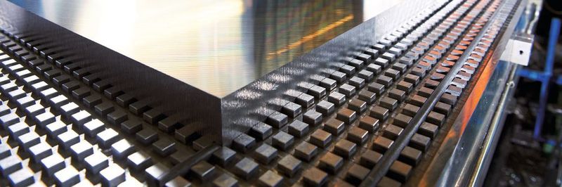 Für die Oberflächenbearbeitung der Aluminiumplatten bei Alimex braucht man eine zuverlässige Haltetechnik. Dabei helfen die Vakuumpumpen von Busch.