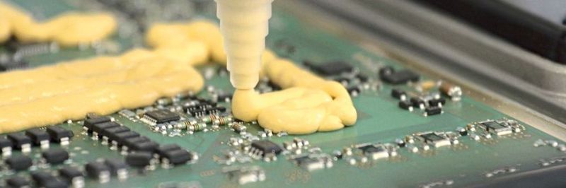 Die Wärmeleitpaste soll die auf den Leiterplatten entstehende Hitze innerhalb der Hydrauliksteuerungen an das Gehäuse abführen.