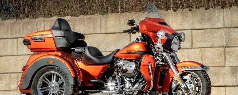 Sowohl für die Tri Glide als auch für den Freewheeler sind die Anlagen in Schwarz und Chrom erhältlich.