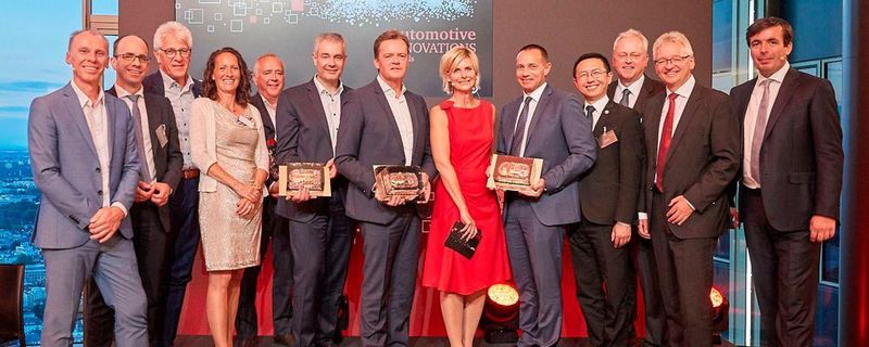 Prof. Stefan Bratzel vom CAM (links) mit den Vertretern der prämierten Unternehmen (v. li.): Markus Richter von Hella, Gerhard Steiger von Bosch, Mirjam Berle von Goodyear Dunlop, Gunnar Herrmann von Ford Deutschland, Nikolai Ardey von Audi, Markus Schäfer von Daimler, Barbara Hahlweg, Moderatorin vom ZDF, Jürgen Keller von Hyundai Motor Deutschland, Aiden He von SAIC Roewe, Arnold Schenn von BMW, Helmut Matschi von Continental, und Felix Kuhnert, Global Automotive Leader bei PwC.