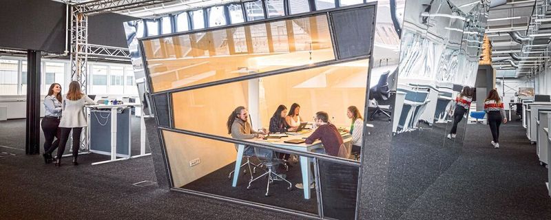 Zwischen jüngeren und älteren Berufstätigen in Deutschland herrscht beim Thema „Digital Workplace“ große Unterschiede.