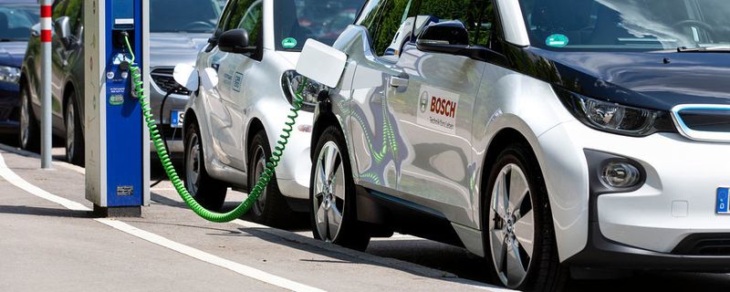 Mit einem Cloud-Service will Bosch Lebensdauer und Leistung von Elektroauto-Batterien verbessern.