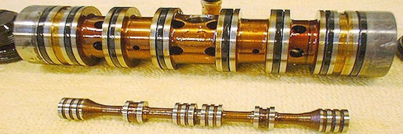 Ventil mit Varnish-Verklebungen: Das sind Ölabbauprodukte, die sich in erster Linie an metallenen Flächen im Hydrauliksystem anlagern.