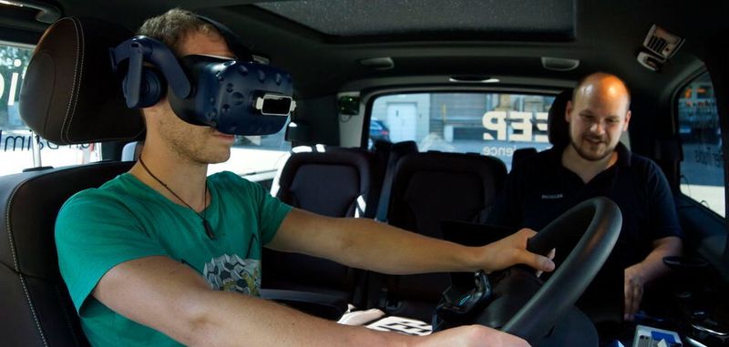 Experten von Daimler Trucks sind während der Tests im mobilen Simulator mit dabei und analysieren die Reaktionen und Aussagen der Lkw-Fahrer.