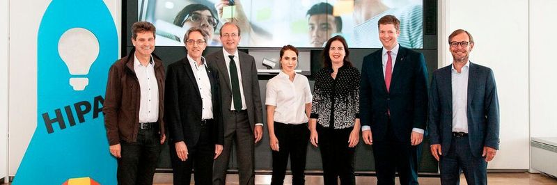 V.l.n.r.: Dr. Ralf Schneider (Allianz), Prof. Dr. Michael Waidner (Fraunhofer SIT), Jörg Hessenmüller (Commerzbank), Dr. Haya Shulman (Fraunhofer SIT), Generalkonsulin Sandra Simovich, Staatssekretär Dr. Stefan Heck und Dr. Michael von der Horst (Cisco)