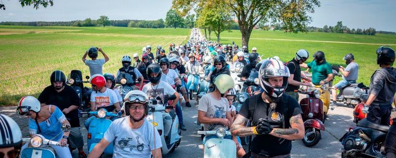 Spaß für Jung und Alt – Hunderte Vespas und Lambrettas in und um Landsberg.