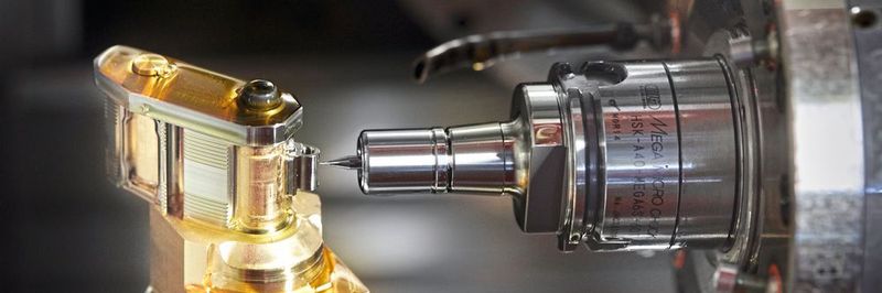 Präzisionsarbeit: Das nur 15 mm hohe und 46 mm breite Gehäuse der neuen Armbanduhr UR-111C wird auf einer Bumotec s191V von Starrag aus einem Aluminiumrohling gefräst – einschliesslich einer 20 mm tiefen, seitlichen Tasche zur Aufnahme des Uhrwerks.