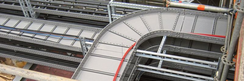 Für ein neues Kraftwerk bei Wilhelmshaven wurden rund 5 km Kabelführungen mit dem thermoplastischen Pulverlack Abcite beschichtet. Die geschlossene Lackschicht schützt die Oberfläche der Blechteile dauerhaft und ohne Wartung vor den Einflüssen der aggressiven Industrieumgebung und dem maritimen Klima.