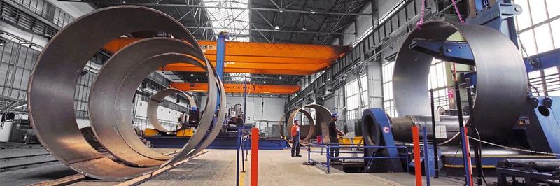 Das Biegen hunderter Ringe pro Monat kann nur mit einem integrierten Walzsystem durchgeführt werden, das eine leistungsstarke, überdimensionale Rundbiegemaschine hat. Schlüsselkomponenten wie eine starke seitliche Stütze, ein stabiler Hochhalter und ein Zuführtisch mit Ausrichtvorrichtung sind dabei die ideale Kombination.