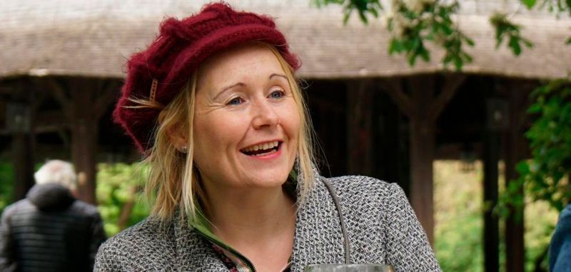 Rebecca Johnson arbeitet bei der zentralen Siemens-Forschung und ist Expertin für künstliche Intelligenz. Im Interview erklärt sie, warum ein Digital Companion im Biergarten natürlich bairisch spricht.