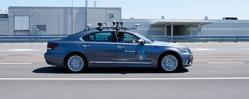 In Brüssel testet Toyota mit einem Lexus LS das automatisierte Fahren im öffentlichen Raum.