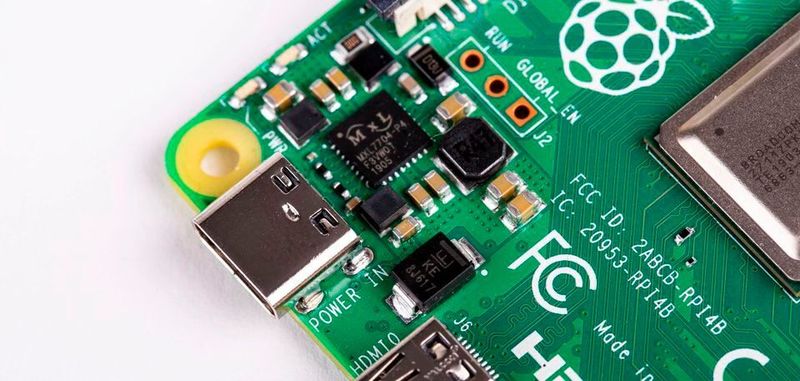 Das Raspberry Pi 4 verfügt erstmals über eine USB-C-Schnittstelle für die Stromversorgung. Doch ein Designfehler sorgt ironischerweise dafür, dass leistungsstärkere USB-C-Kabel das Board nicht erkennen – und deshalb nicht mit Strom versorgen.