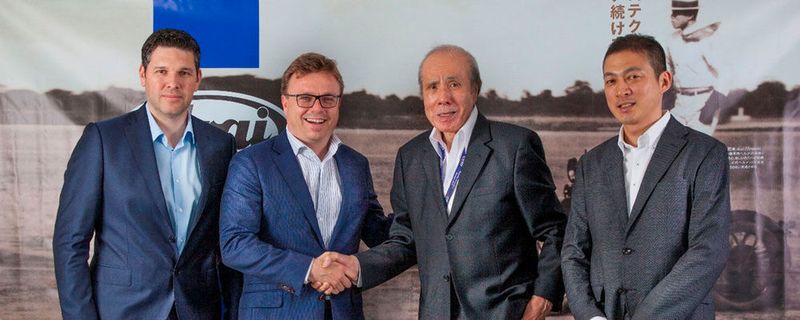 Dealmaker (von li. n. re.): Jaimy Scevenels (VP Brand & Product Rider Gear Bihr), Christophe Piron (CEO Bihr), Michio Arai (CEO Arai Helmets) und Akihito Arai (Director Arai Helmets).