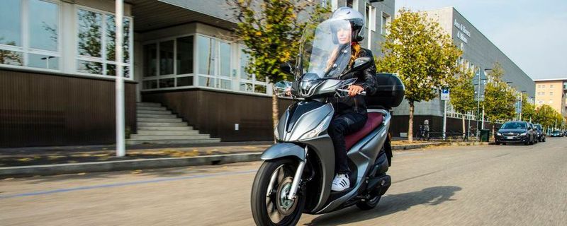 Die gefragte 125er Klasse: Beim Kauf des schicken City-Flitzers Kymco New People S 125i bekommt man 2800 Kilometer Benzin geschenkt.
