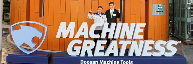 V.l.: Jeongjin Kim, Senior Vice President, Development Center, Doosan Machine Tools Co. Ltd., und Henry Kim, CEO Doosan Machine Tools Europe GmbH, auf der DIMF 2019.