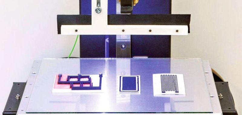 Experimenteller Fused Filament Fabrication (FFF)-Multimaterialdrucker am Fraunhofer LBF mit gedruckten Sensorprototypen.