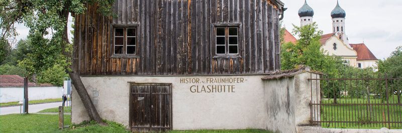 In einem Gebäude des ehemaligen Klosters Benediktbeuern, das zur Glashütte umgebaut wurde, war der Optiker Joseph von Fraunhofer zwischen 1807 und 1819 tätig. Er entdeckte dort die "fraunhoferschen Linien", die dunklen Linien im Sonnenspektrum. Nach ihm wurde auch die 1949 gegründete Forschungsgesellschaft benannt.