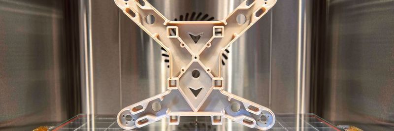 Die Maschine zur Additiven Fertigung von Minifactory verarbeitet auch PEI (Polyetherimid).