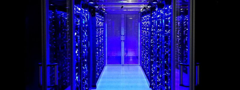 Schön blau - Die Farbe erinner sofort daran, dass die Server des Österreichischen Supercomputers „VSC-4“, die Lenovo liefert, dank einer direkten Wasserkühlung des Herstellers nicht heiß laufen.