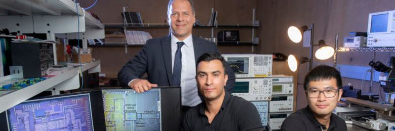 Der Transceiver, der in einem Frequenzbereich von über 100 GHz betrieben werden kann, wurde von (v.l.) Prof. Payam Heydari, Direktor der Nanoscale Communication Integrated Circuits Labs der UCI, und seinen Mitarbeitern Hossein Mohammadnezhad und Huan Wang entwickelt.