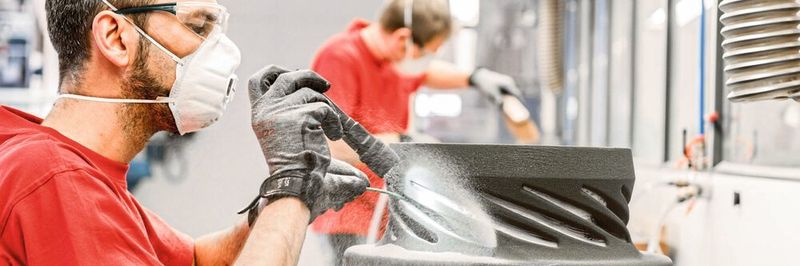 Das Entpulvern ist bei einigen additivem Fertigungsverfahren ein unverzichtbarer Arbeitsschritt in der Nachbearbeitung und oft noch mit viel Handarbeit verbunden.