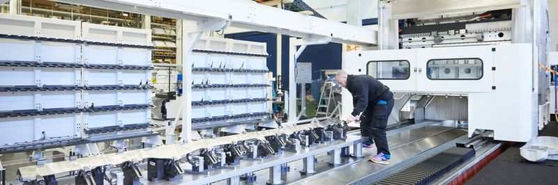 Diese CNC-Spezialmaschinen und Vorrichtungen dienen in der Luftfahrtindustrie zur Bearbeitung großer Tragflächenteile.