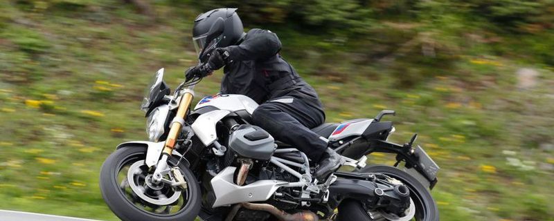 Bei Bedarf wetzt die R 1250 R in einer Manier um die Ecken und legt am Kurvenausgang an Tempo zu, wie man das bisher von einer Boxer-R nie gekannt hat.