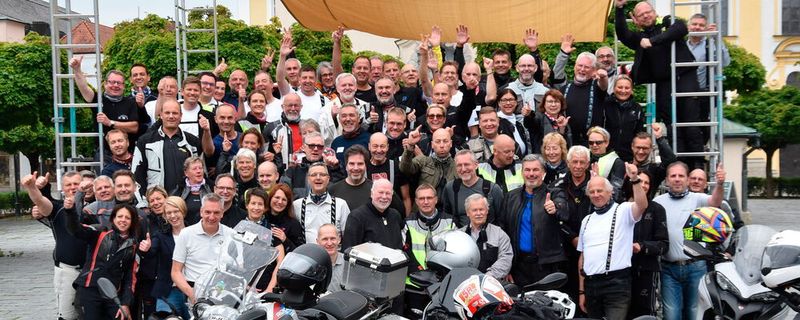 Die Teilnehmer der 14. Motorradtour von »bike und business« nach der Motorradsegnung durch Bruder Georg auf dem Kapellplatz in Altötting.
