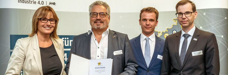 Übergabe der Auszeichnungsurkunde (v.l.): Katrin Schütz, Staatsekretärin im Ministerium für Wirtschaft, Arbeit und Wohnungsbau Baden-Württemberg, Prof. Dr. Michael Hauth, Professor für Logistik und Einkauf an der Hochschule Mannheim, Alexander Kopp, Protena Unternehmensberatung und Prof. Dr. Sven Völker, Professor für Logistikplanung und Digitale Fabrik an der Technischen Hochschule Ulm.