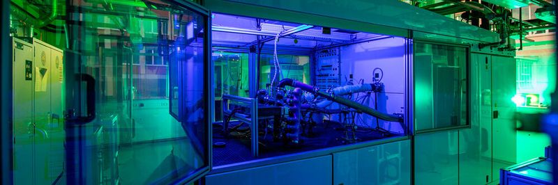 Das neue Brennstoffzellenlabor gehört zu den modernsten in Deutschland. Herz des neuen Brennstoffzellenlabors ist ein Hochleistungsprüfstand zum dauerhaften Test von Antriebsleistungen bis zu 150 Kilowatt.